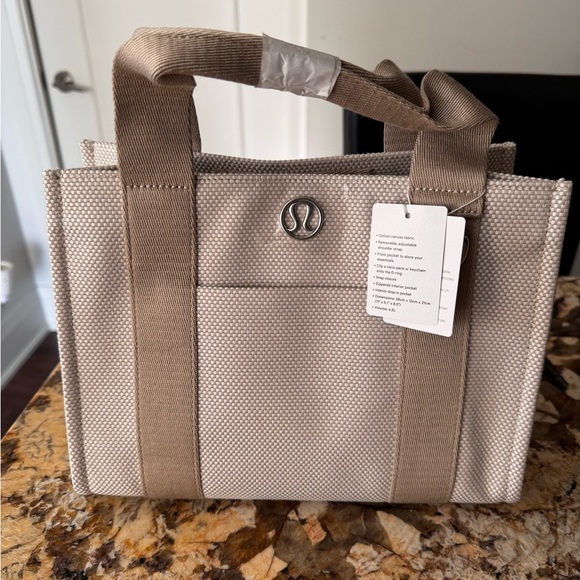 Lululemon Two-Tone Canvas Tote Bag
Mini 4.5L - Picture 4 of 8